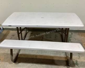 Folding picnic table