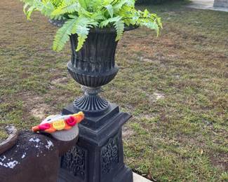 96 120.00 Urn on stand metal life size