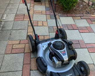 24 220.00 Lawn mower with cover Murray E-500 prime Briggs and Stratton hat features a "Prime N' Pull" easy start system