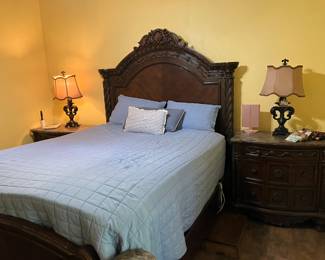 18 800.00 Queen size bed & 2 night stands 3 drawers 36Wx20Dx33H - Mattress clean by Kathy Ireland