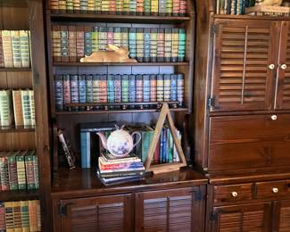 17 250.00 Ethan Allen "Old Tavern" bookcase 4 shelves & cabinet 81x32x19