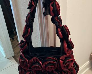 103 100.00 Sasha Rare Vintage 3D Red Black Roses