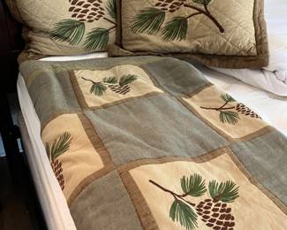 92 100.00 Park Lane Queen Bedspread and 2 pillowa