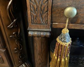 66 450.00 Antique tiger Oak desk with colums 42Wx20Dx30H with chair