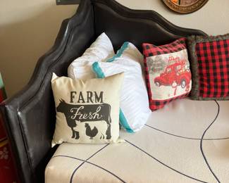 75 230.00 Twin bed with faux leatherette with mattress memory foam