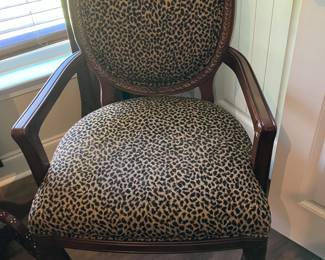 62 90.00 Leopard chair 25x21x34