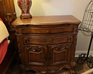 10 600.00 Set of 2 night chests 2 drawers & cabinet with 2 shelves 36Wx19Dx35H