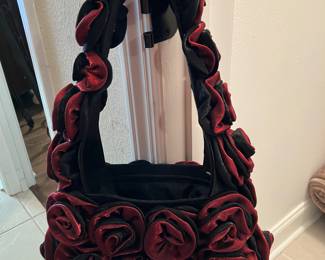 103 100.00 Sasha Rare Vintage 3D Red Black Roses