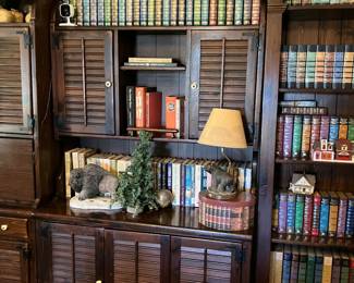 19 250.00 Ethan Allen "Old Tavern" combo bookcase & shelves 81x40x19