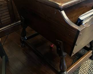 12 100.00 Ethan Allen "Old Tavern" side magazine table 20Wx29D26H