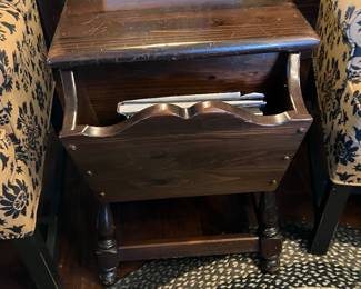 12 100.00 Ethan Allen "Old Tavern" side magazine table 20Wx29D26H