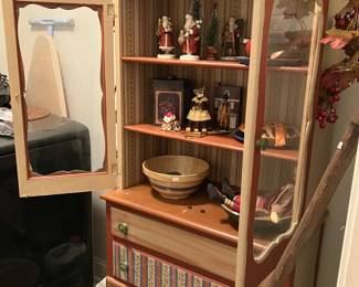 42 230.00 Imognene Nichols painted china cabinet painted red/cream 20x15x64