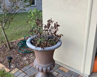 v97 80.00 Pair of urn light weight