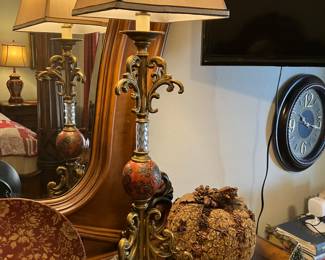 67 79.00 Lamp lucite base 34"H gold and ball in center