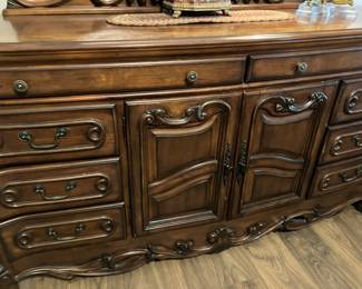 9 450.00 Dresser with beveled mirror 2 jewelry drawers - 6 drawers & cabinet with 2 shelves 70W19Dx38H - Mirror 51Tx55