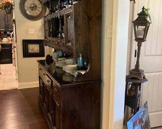 28 450.00 Ethan Allen hutch "Old Tavern" 66Wx18x77