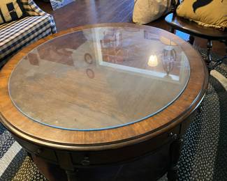 13 180.00 Round wood table with 4 drawers 40Dx22T