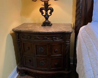 18 800.00 Queen size bed & 2 night stands 3 drawers 36Wx20Dx33H - Mattress clean by Kathy Ireland