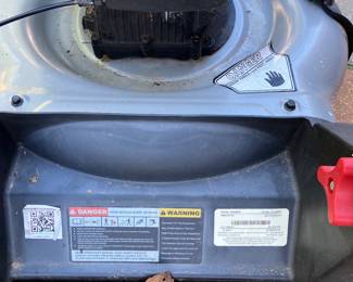 24 220.00 Lawn mower with cover Murray E-500 prime Briggs and Stratton hat features a "Prime N' Pull" easy start system