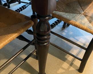 42 350.00 Ethan Allen table "Old Tavern" 6'Lx48x30H with leaves - 48"Round without the leaves