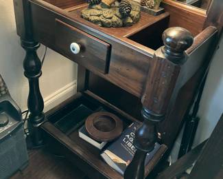 15 200.00 Ethan Allen "Old Tavern" hall tree one drawer 23Wx15D