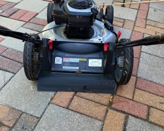 24 220.00 Lawn mower with cover Murray E-500 prime Briggs and Stratton hat features a "Prime N' Pull" easy start system