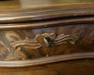 40 550.00 American 19th century walnut chest 5 drawers 41Wx18Dx43H