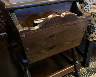 12 100.00 Ethan Allen "Old Tavern" side magazine table 20Wx29D26H