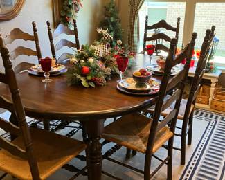 42 350.00 Ethan Allen table "Old Tavern" 6'Lx48x30H with leaves - 48"Round without the leaves
