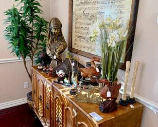 SIDEBOARD CABINET WITH ART, JAPANESE, INDIAN, AND CHINESE ITEMS, LARGE BRONZE.