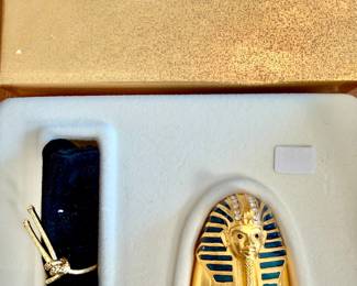 Estée Lauder King Tut compact, nib.