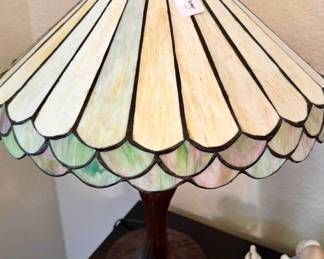 LEADED GLASS TIFFANY STYLE LAMP.