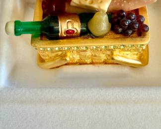 Estée Lauder picnic basket, nib.