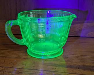 Green Uranium measuring cup