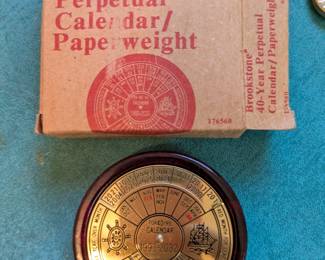 Perpetual desk calendar