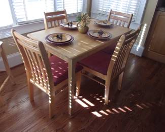Pine Table w/4 Chairs