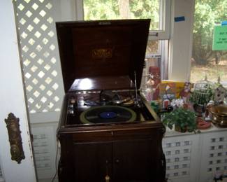 OLD VICTROLA-- IT WORKS!!