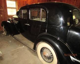 Driver side view of Buick