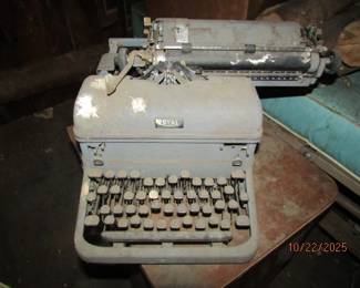 another view of the Royal typewriter