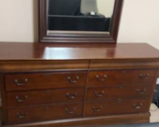 Broyhill Furniture Chest Of Drawers With Mirror