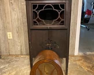 005 Cheney Phonograph With Records And Vintage Catherdral Style Radio