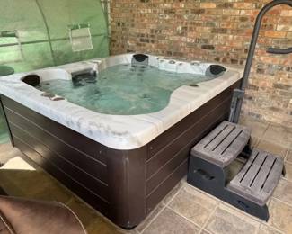  02 Luxury Vita Spa 4Person Hot Tub  Complete With Accessories... Dont Miss This One