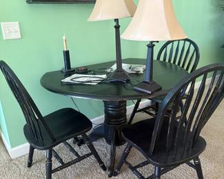 Has 4 chairs