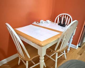 Has 4 chairs