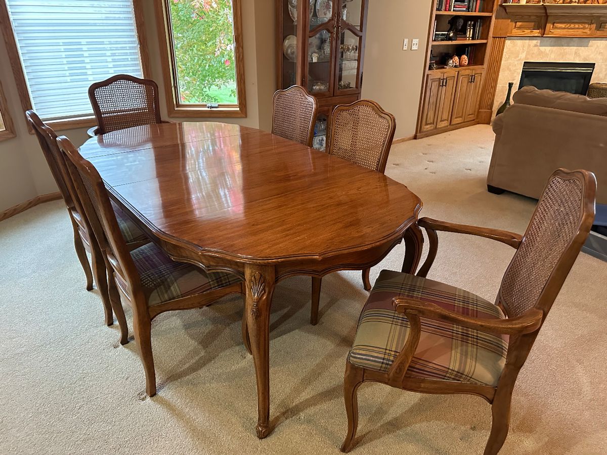 Davis Cabinet Company Dining Room Table and Chairs