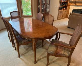 Davis Cabinet Company Dining Room Table and Chairs