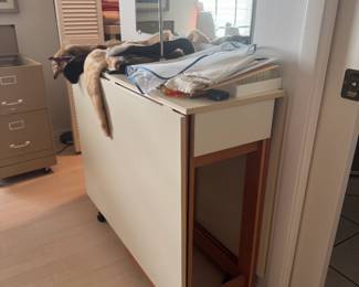 Folding table for cutting patterns