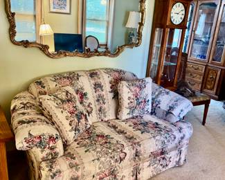Beautiful mirror
Loveseat 