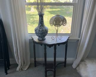 Demilune table, blue and white decor