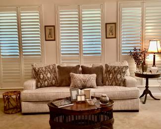 Beautiful  sofa like new with pillows
